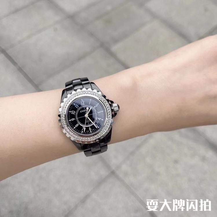 Chanel香奈儿 经典J12系列黑陶瓷腕表 Chanel香奈儿经典J12系列黑陶瓷腕表，高品质钻石配黑陶瓷，高级闪耀的质感，男女同款非常百搭，专柜不镶钻4万+参考原钻十几万，超值带走  表径33mm